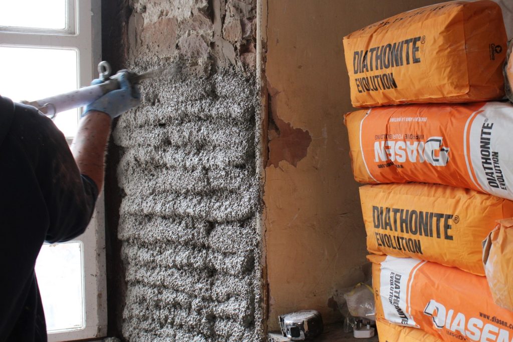 Spraying Diathonite Evolution cork lime thermal plaster internally news